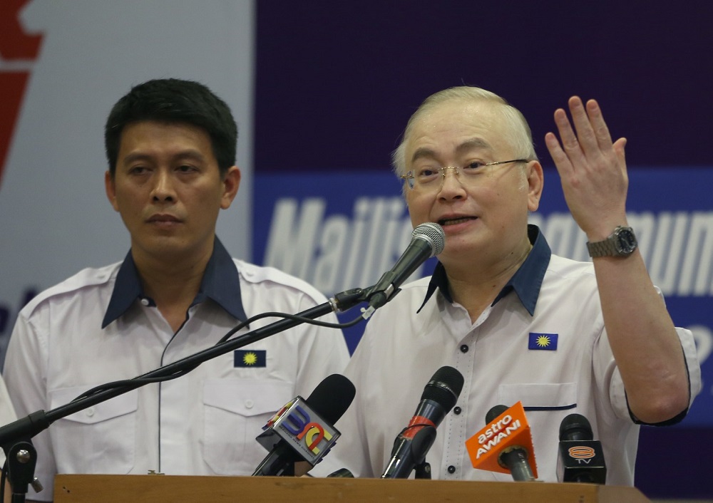 MCA deputy president Datuk Seri Wee Ka Siong (right) and the partyu00e2u20acu2122s candidate for the Balakong by-election Tan Chee Teong at a press conference in Kuala Lumpur August 14, 2018. u00e2u20acu201d Picture by Razak Ghazali