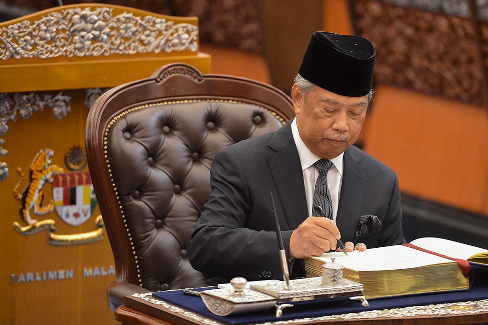 Home Minister Tan Sri Muhyiddin Yassin is sworn in as the Member of Parliament for Pagoh in Kuala Lumpur August 14, 2018. u00e2u20acu201d Picture by Mukhriz Hazim