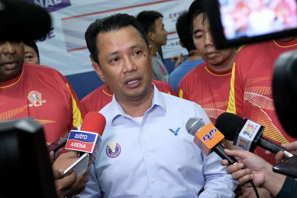 BAM president Datuk Seri Mohamad Norza Zakaria speaking to reporter after the presentation of the AirAsia-BAM National Youth Badminton League prize at Dewan Datuk Haji Sidek, August 8, 2018. u00e2u20acu201d Bernama pic