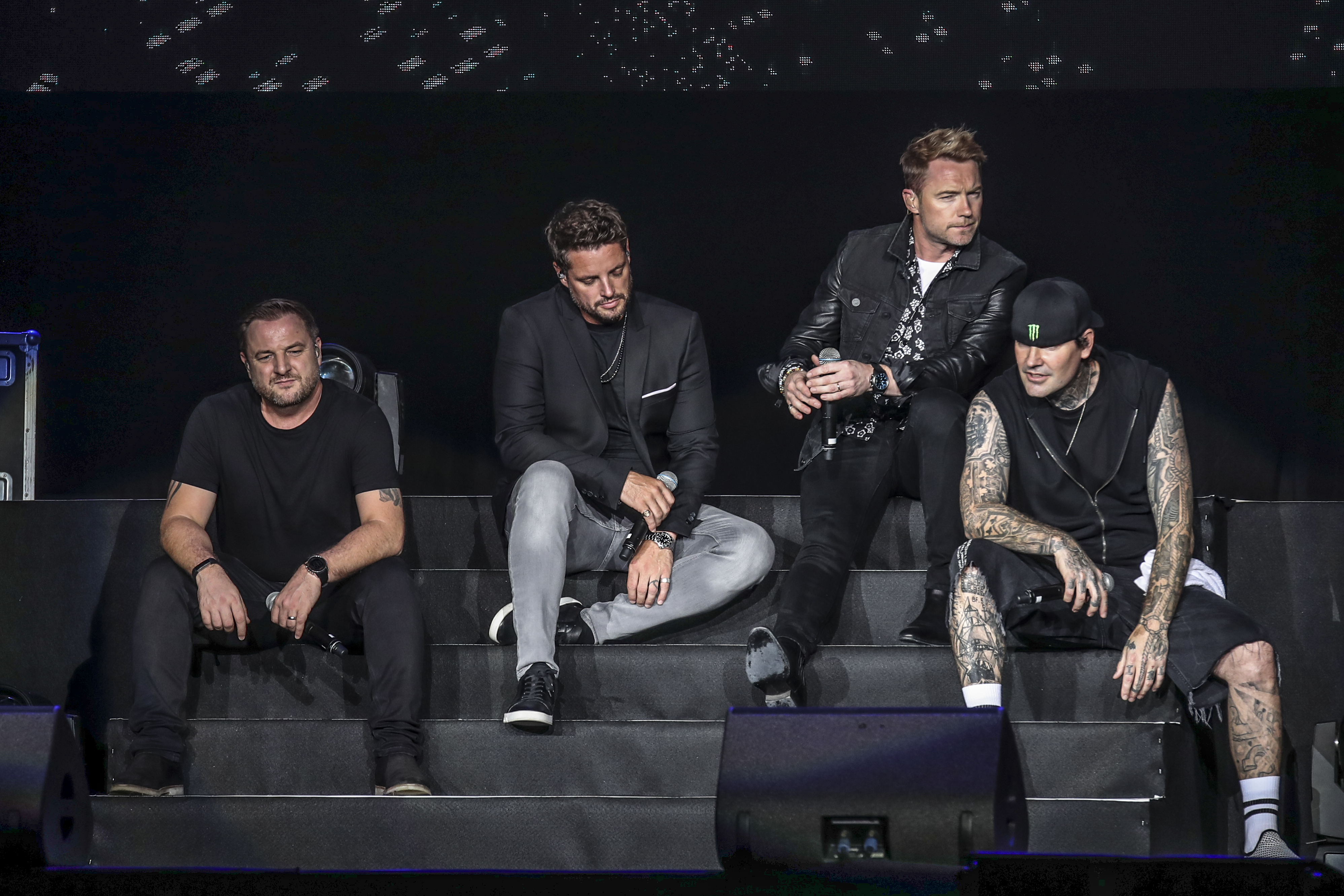 Boyzone随行地坐在台阶上飙歌。-由Star Planet星艺娱乐提供-