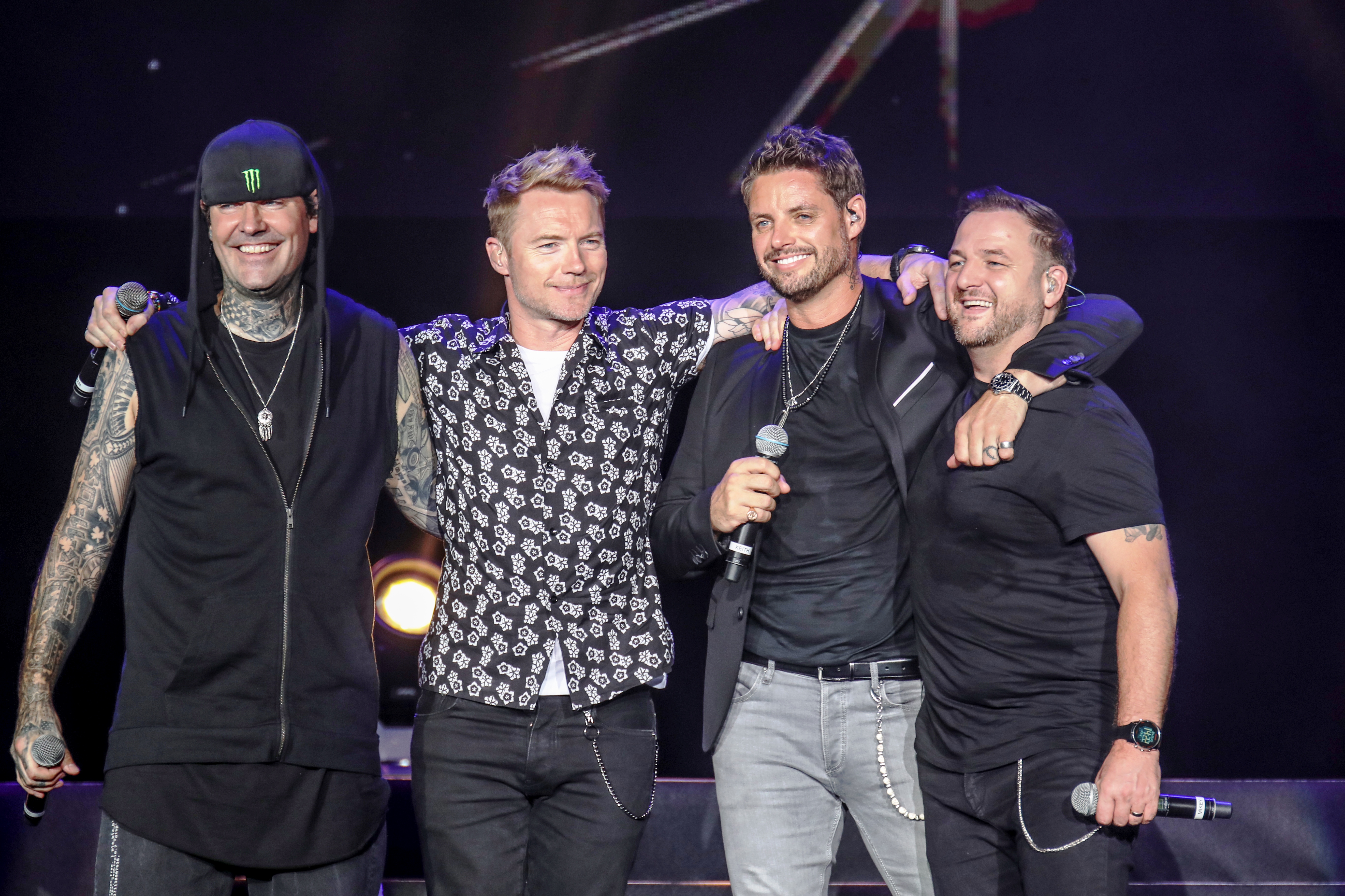 虽然这个团体曾经分分合合,罗南基廷也单飞过几年,但团员之间的兄弟情还是不容置疑的。-由Star Planet星艺娱乐提供-