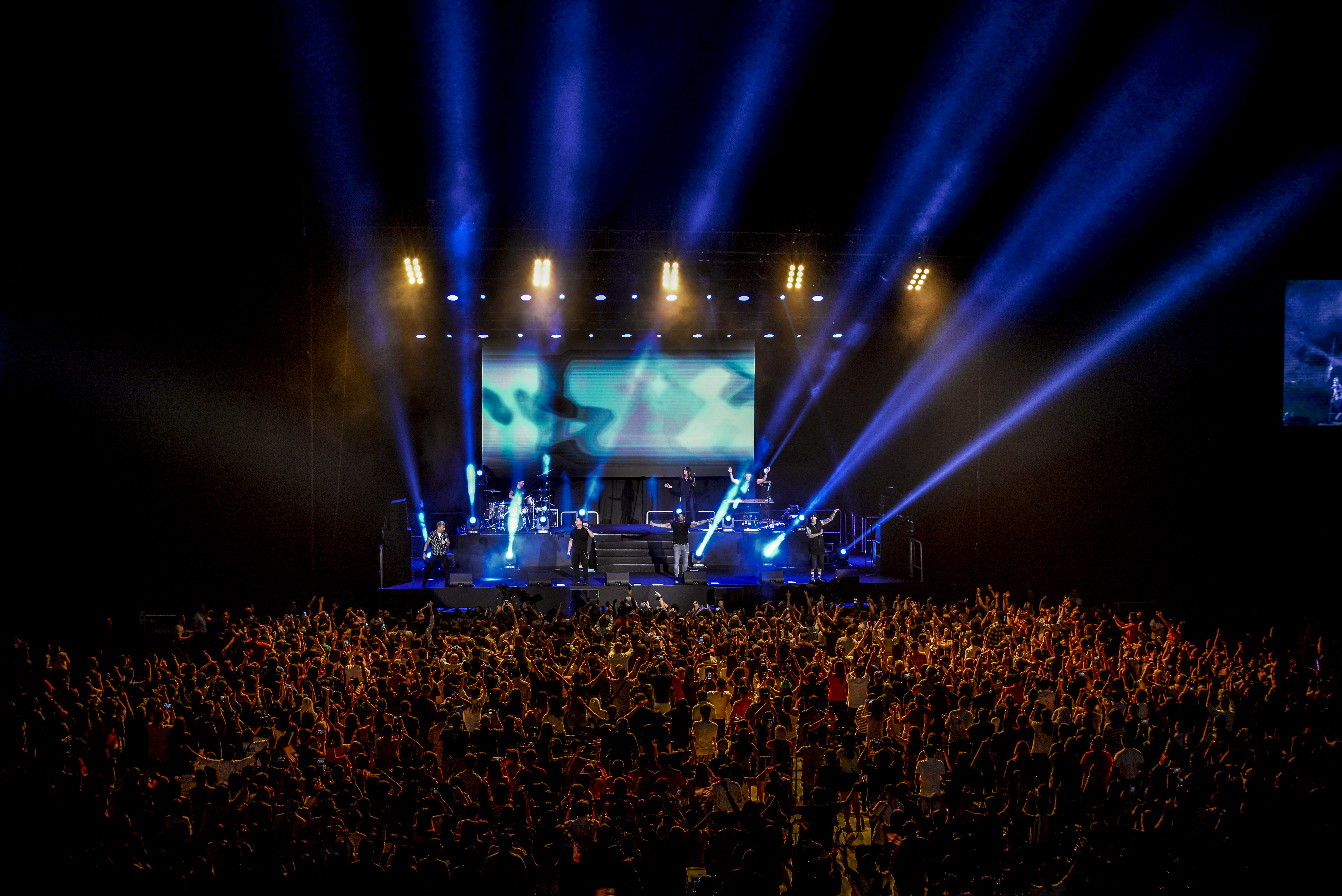 Boyzone唱安可曲目时,全场歌迷唱起来一起唱跳嗨翻天。-由Star Planet星艺娱乐提供-