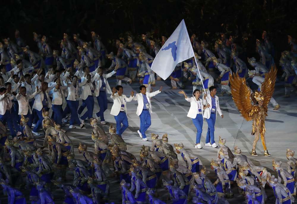 朝鲜和韩国代表团第五次合体，高举“朝鲜半岛旗”（统一旗）共同入场。-路透社-