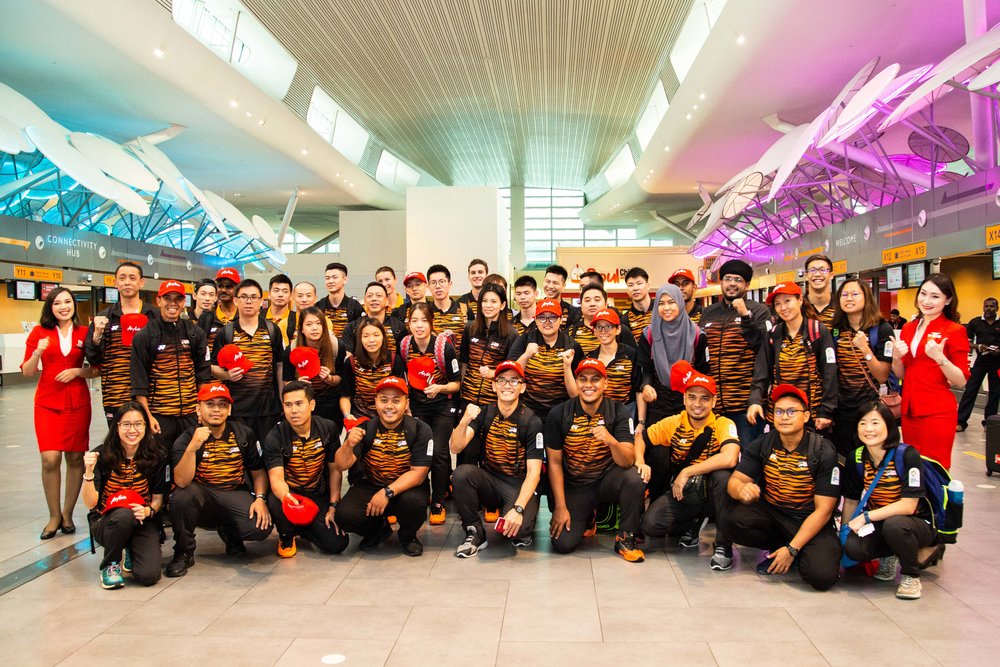 由亚航赞助飞往印尼征战航班的大马代表团，在周四上午正式启程出发前往雅加达-巨港亚运会。-摘自亚航官网-