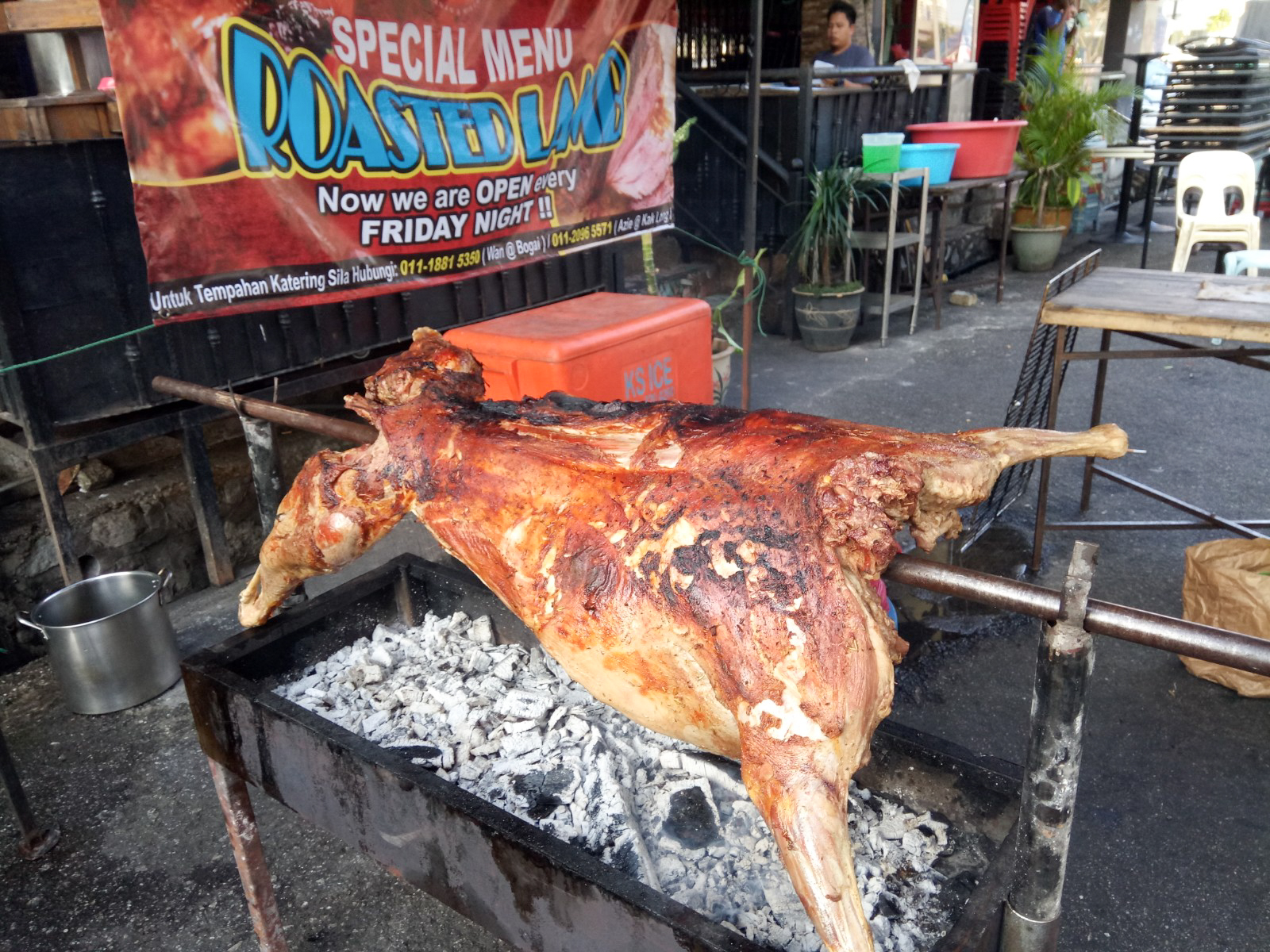 Restoran Nur Anggerik餐馆每逢周五还会贩售外面比较难吃到的烤全羊哦。-R. Rohaizam摄-