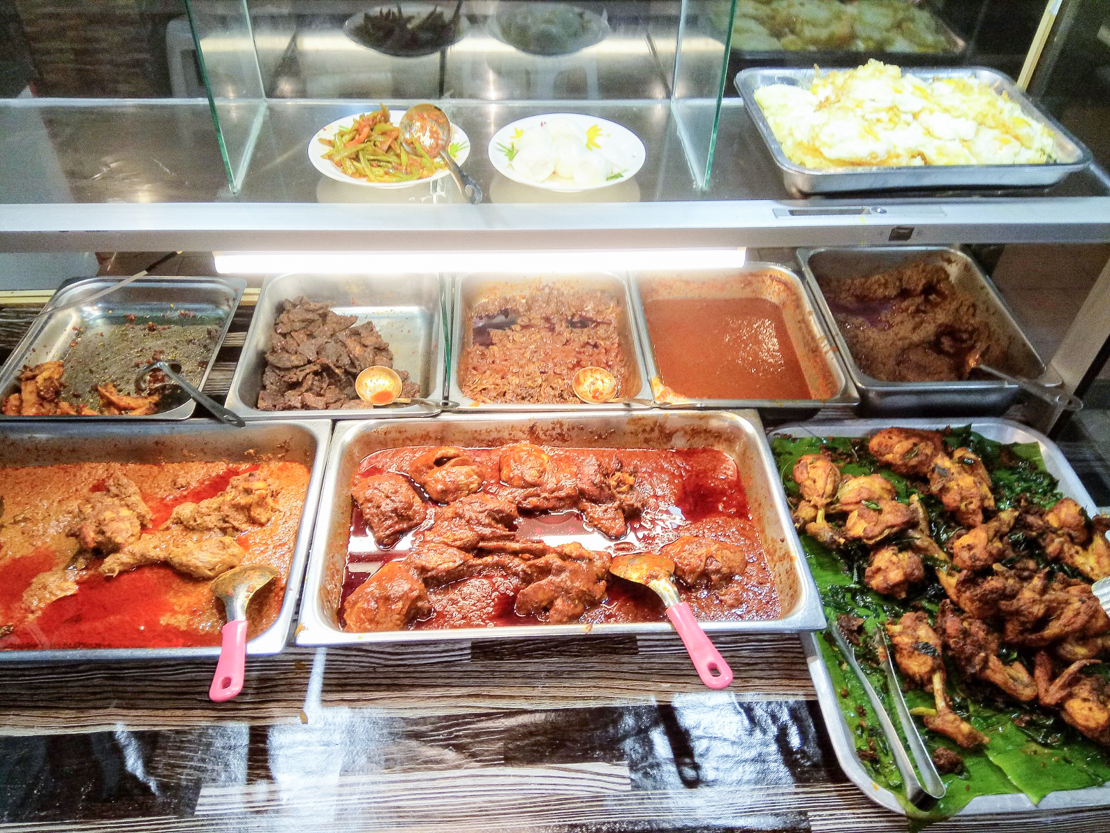 搭配椰浆饭的菜肴看起来美味诱惑呢。-R. Rohaizam摄-