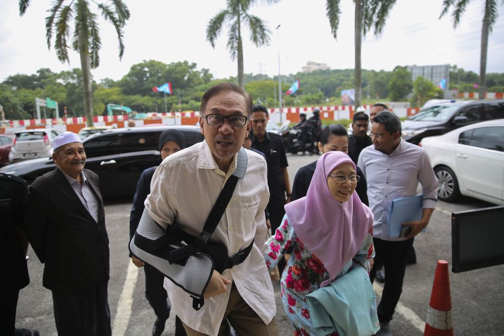 Datuk Seri Anwar Ibrahim and his wife Datin Seri Wan Azizah Wan Ismail arrives for a press conference at PKRu00e2u20acu2122s headquarters in Petaling Jaya on August 9, 2018. u00e2u20acu201d Picture by Yusof Mat Isa