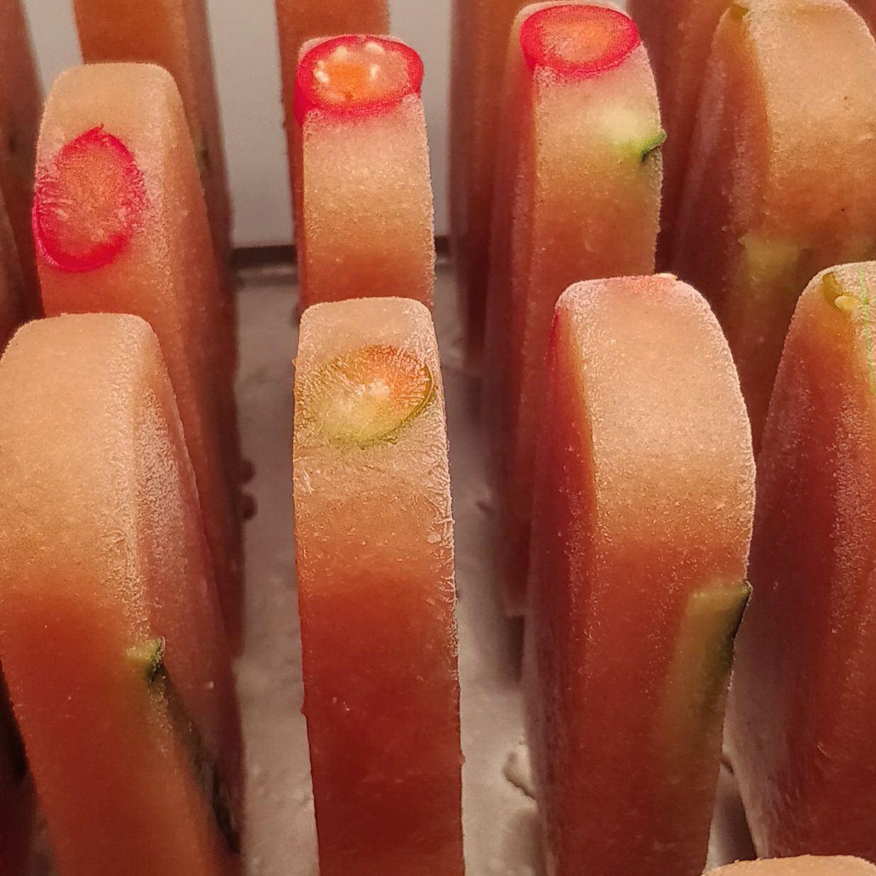 每一根冰棒都是有辣椒和黄瓜，是货真价实的亚叁叻沙口味哦。-摘自Pops and Pints脸书-