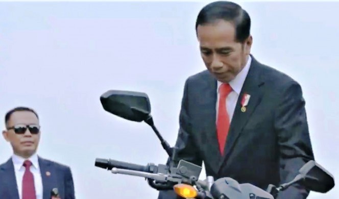 印尼总统以创意骑行摩托影片方式进入开幕式会场，巧妙地“堵住”抨击雅加达堵车的悠悠众人之口。-视频截屏-