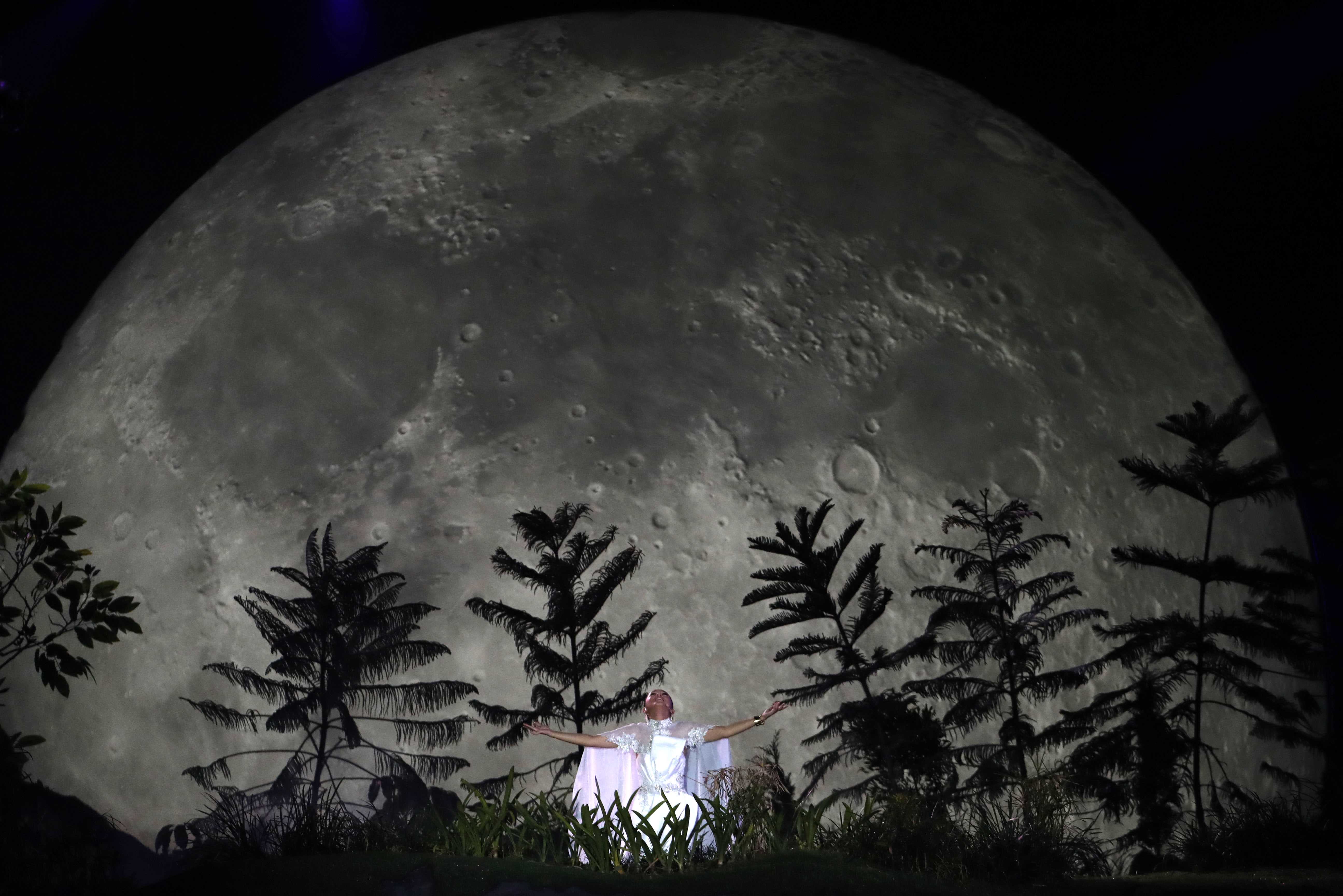 亚运开幕式的文艺表演中，几可乱真的三维月亮场景让现场观众惊叹不已。-路透社-