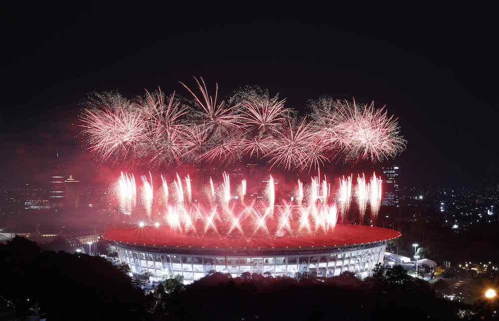 朋加诺体育场在雅加达-巨港亚运会开幕式进行时燃放璀璨烟火。-路透社-