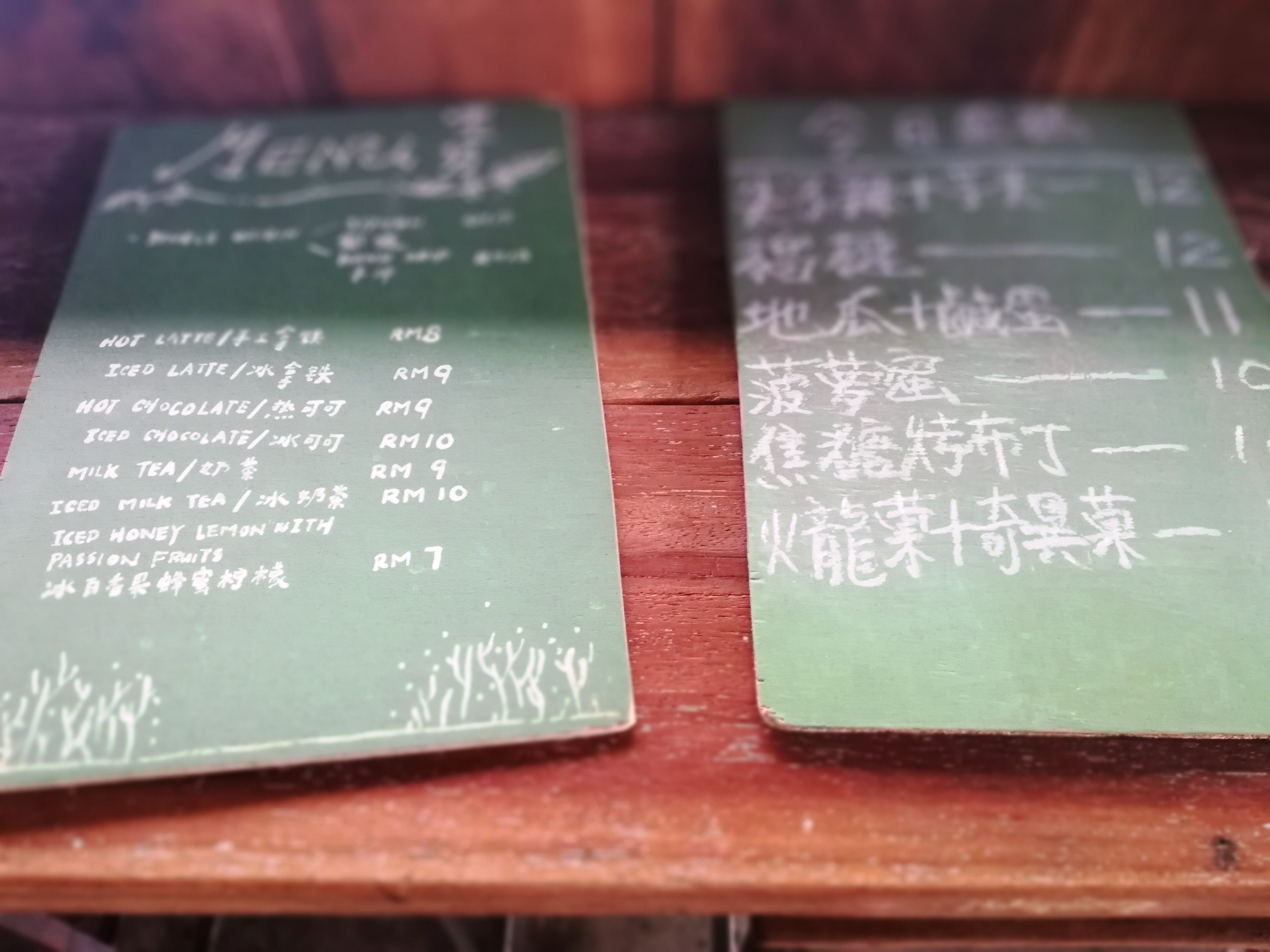 用小黑板和粉笔写的菜单，勾起了大家的集体回忆很有亲切感。-杨琇媖摄-