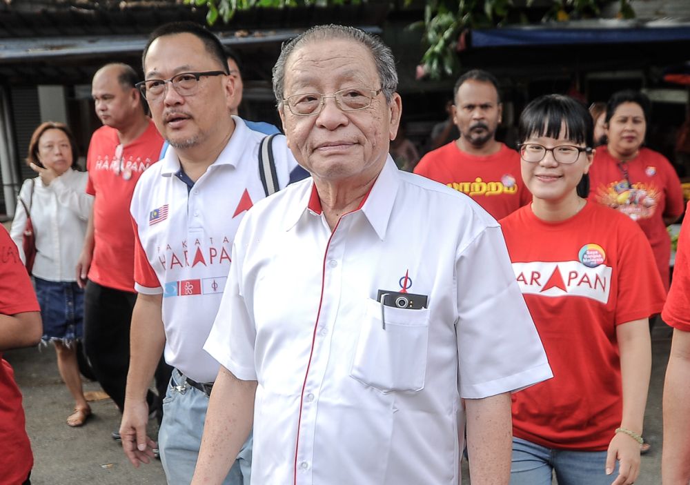 DAP adviser Lim Kit Siang arrives at a coffee talk session in Kg Baru Balakong  this morning, August 22, 2018. u00e2u20acu2022 Picture by Shafwan Zaidon