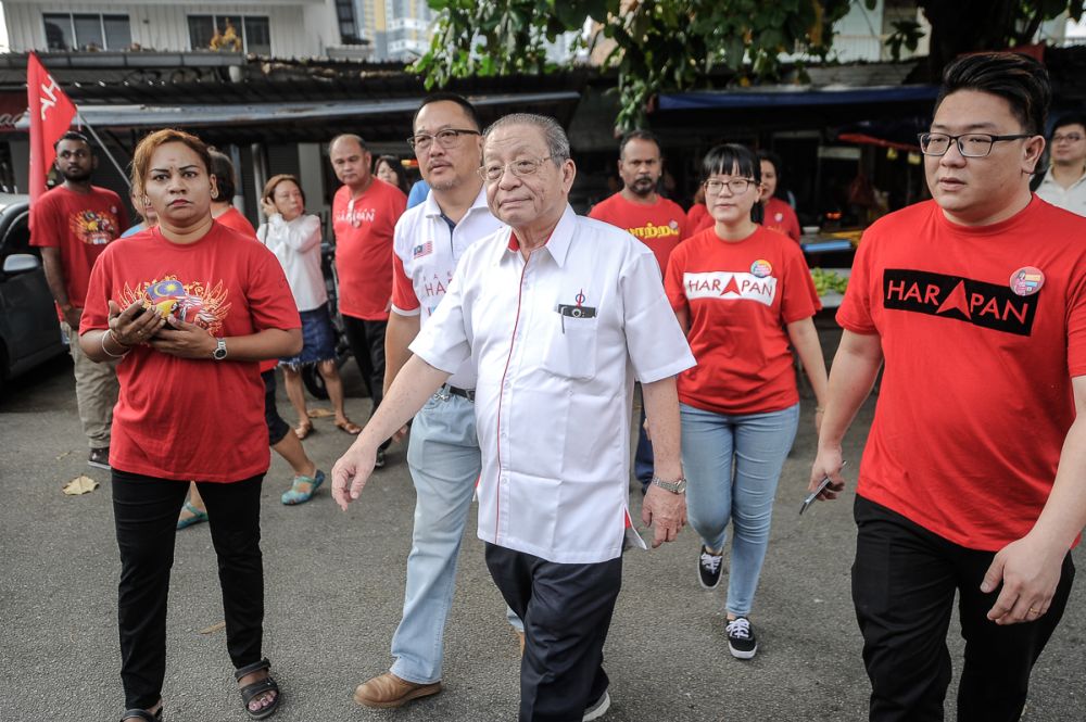DAP adviser Lim Kit Siang arrives at a coffee talk session in Kg Baru Balakong  this morning, August 22, 2018. u00e2u20acu2022 Picture by Shafwan Zaidon