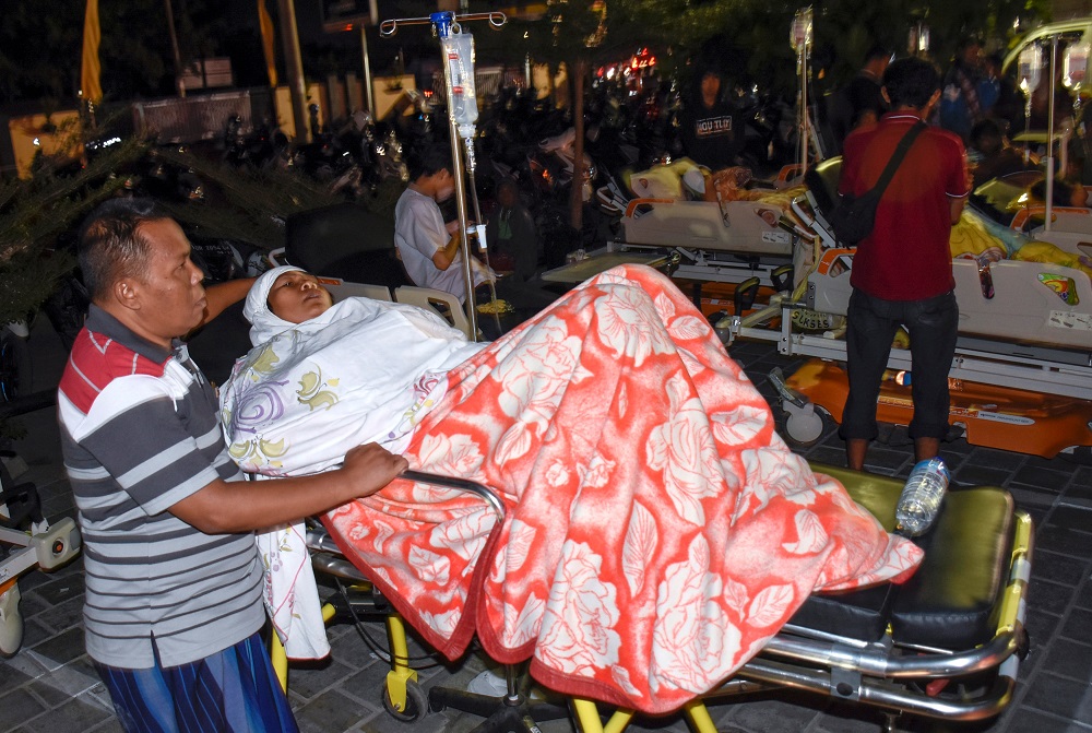 A person injured during a strong earthquake waits for treatment outside the Mataram City hospital with other patients who were evacuated, in Mataram, Lombok island, August 5, 2018. u00e2u20acu201d Reuters pic