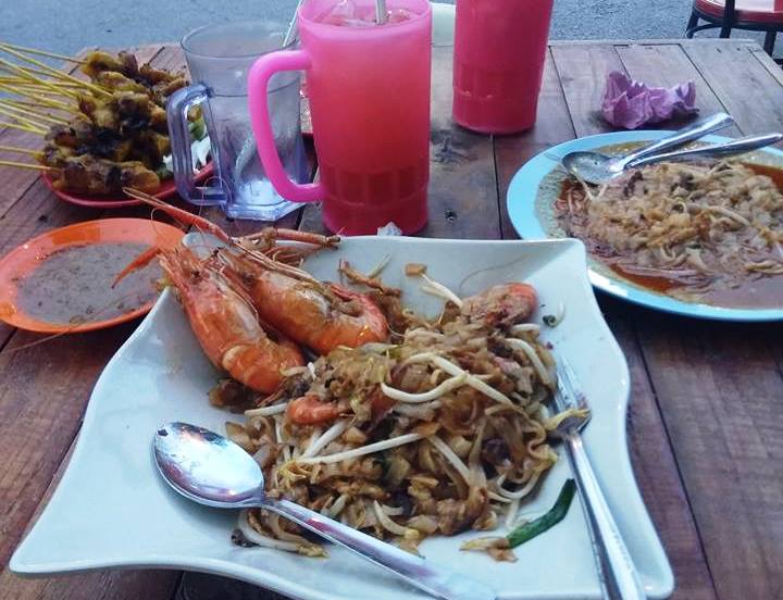 据悉除了椰浆饭之外，另外在店外档口卖的炒粿条和沙爹都不错吃。-摘自FB-