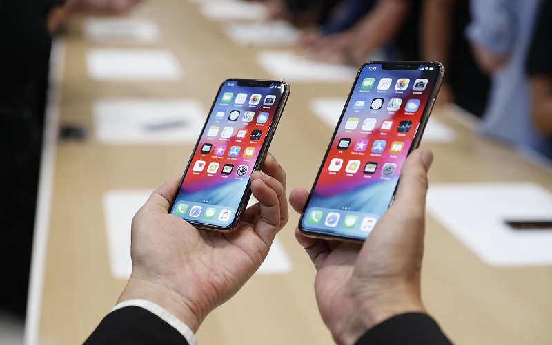 A man holds the newly released Apple iPhone XS and XS Max during a product demonstration following the Apple launch event at the Steve Jobs Theater in Cupertino, California, U.S. September 12, 2018. REUTERS/Stephen Lam