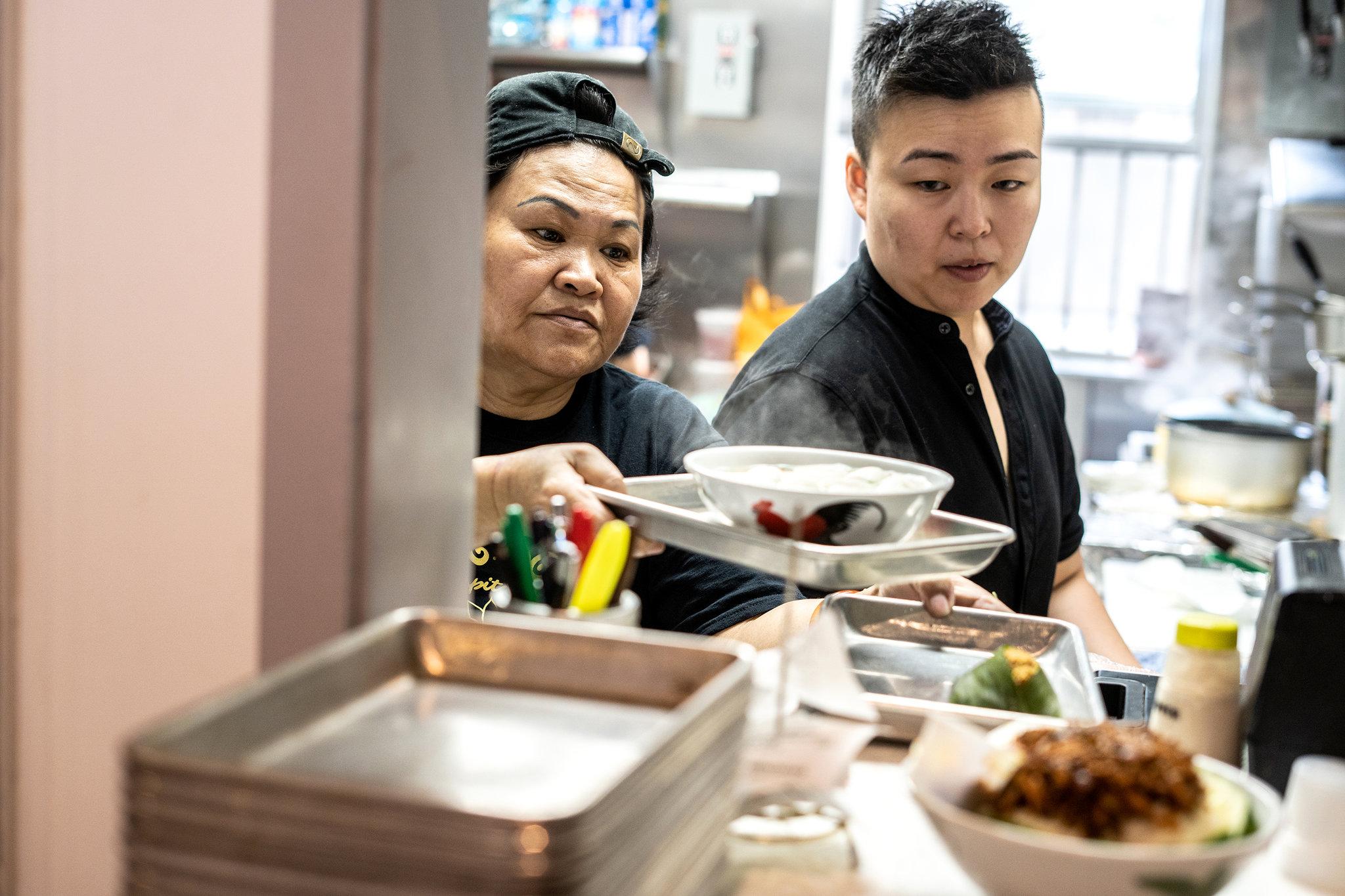 Kyo Pang(右)是这家Kopitiam的老板兼厨师。-Jeenah Moon摄/摘自《纽约时报》-