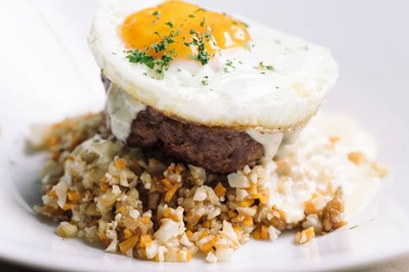 放上炸羊肉块的酥油花椰菜炒饭，美味得让人不觉得这份是生酮餐。-摘自Ashley’s by Living Food脸书-