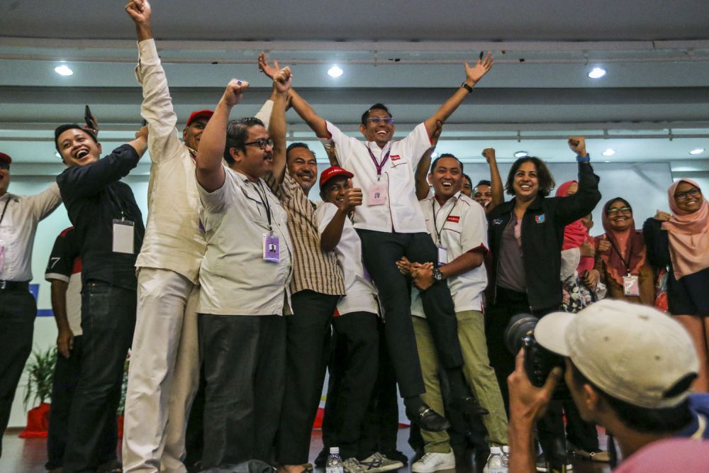 Pakatan Harapanu00e2u20acu2122s Seri Setia by-election candidate, Halimey Abu Bakar (centre) celebrates his victory in Dewan Sivik MBPJ, Petaling Jaya, September 9, 2018 u00e2u20acu2022 Picture by Hari Anggara.