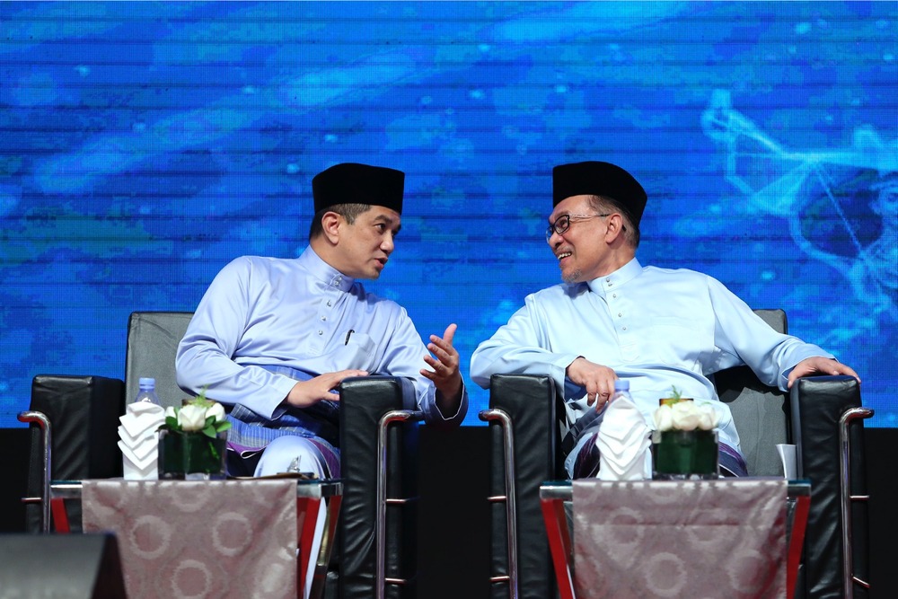 Datuk Seri Azmin Ali (left) chats with Datuk Seri Anwar Ibrahim during KBN2018 at the Kuala Lumpur Convention Centre. u00e2u20acu201d Picture by Yusof Mat Isa