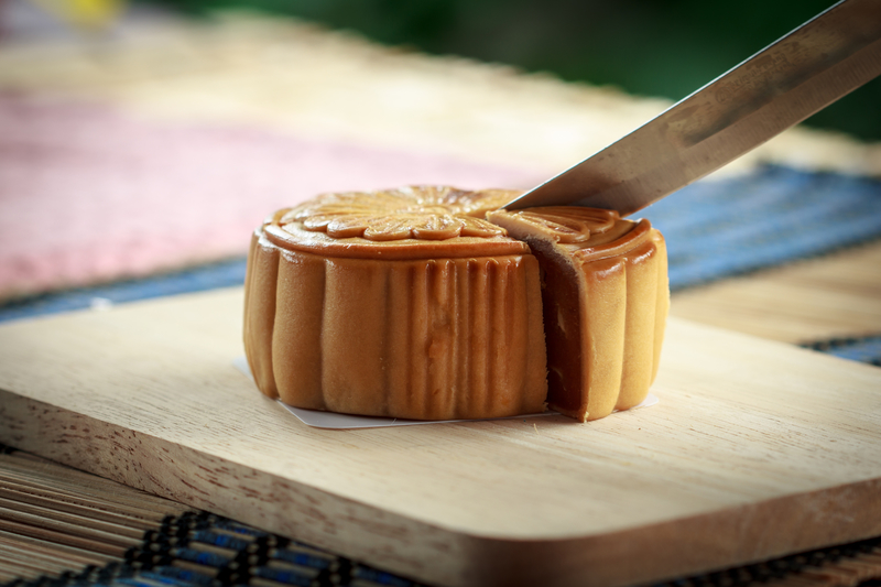 原来一块月饼必须全家人分着吃，才有团圆美满的寓意。