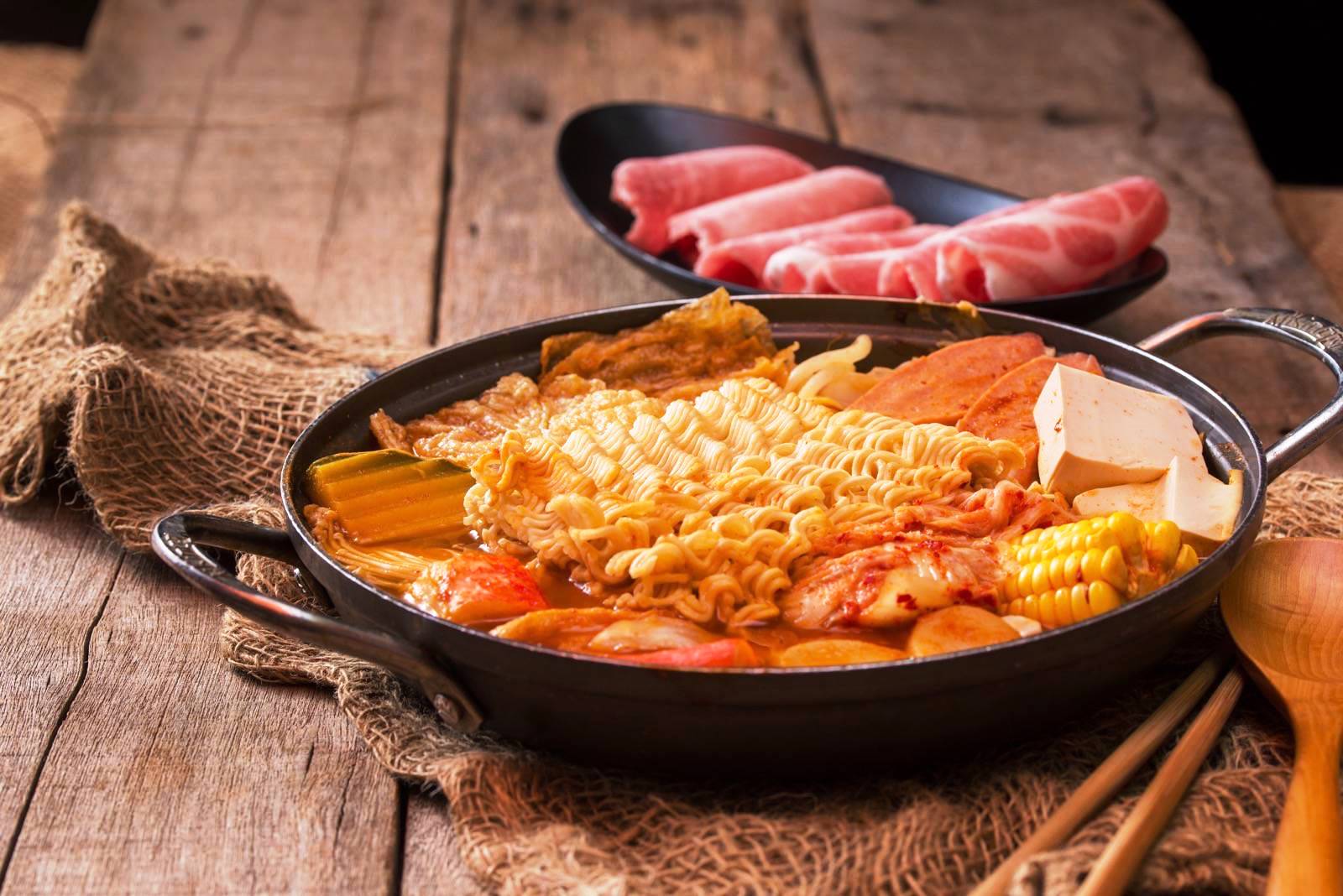 在两披索怕吃不饱可以叫韩国部队锅，包你饱到撑着肚子走。-摘自两披索靓锅网站-