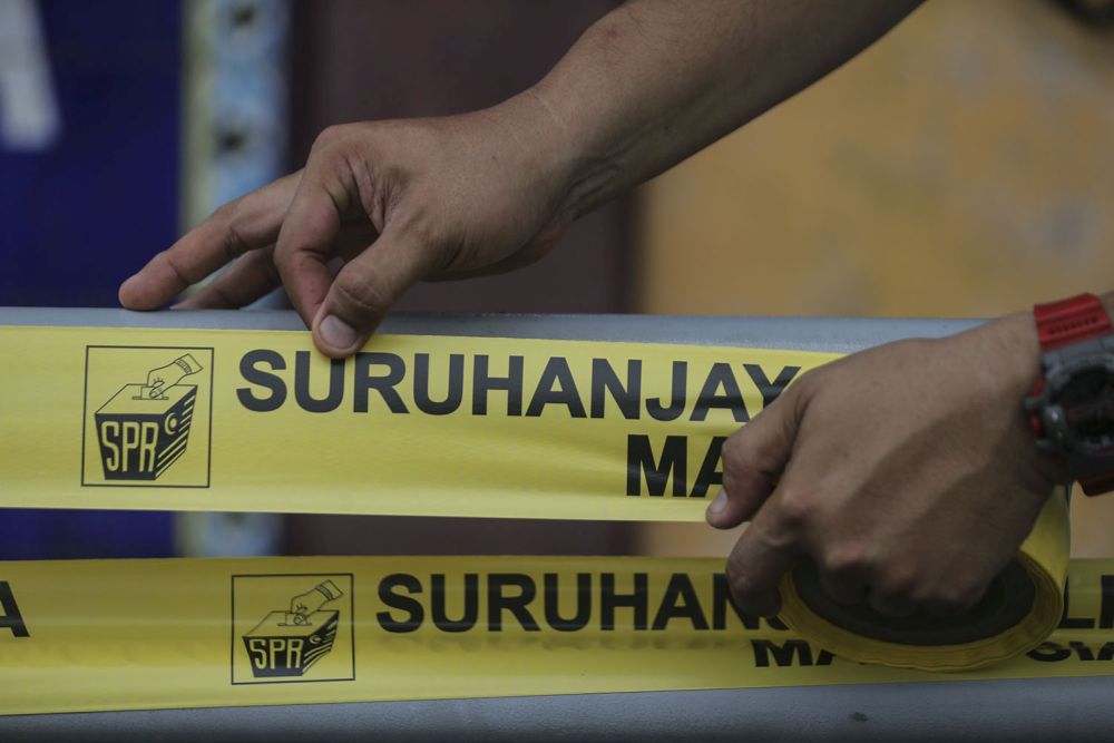 An Election Commission officer makes final preparations at a polling centre in Sekolah Kebangsaan Sri Kelana, Petaling Jaya September 7, 2018. u00e2u20acu201d Picture by Hari Anggara