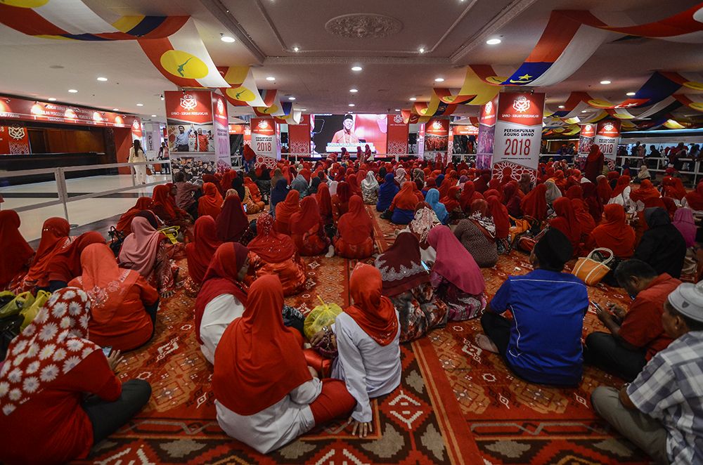 Umno supporters are pictured at the Putra World Trade Centre in Kuala Lumpur September 30, 2018. u00e2u20acu2022 Picture by Miera Zulyana 
