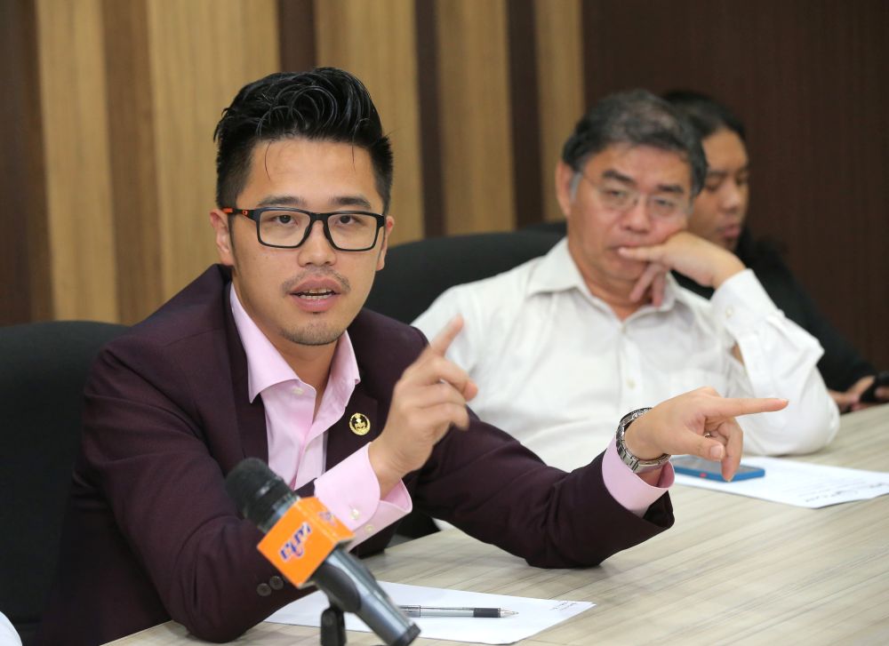 Howard Lee Chuan How speaks to reporters on September 27, 2018. u00e2u20acu201d Picture by Marcus Pheong