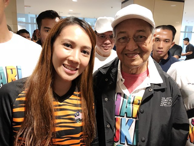 大马跳水公主梁敏仪和首相敦马哈迪合影。-摘自梁敏仪FB-