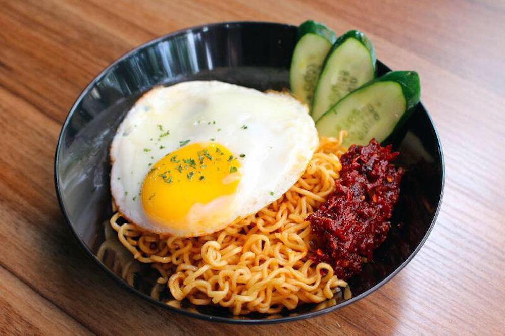 经典叄峇Indomie，加上了叄峇酱和金黄的太阳煎蛋后顿时变得美味万分。-摘自IndoBowl脸书-