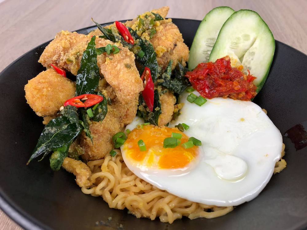 咸蛋鸡肉Indomie，卖相看了就让人垂涎啊！-摘自IndoBowl脸书-