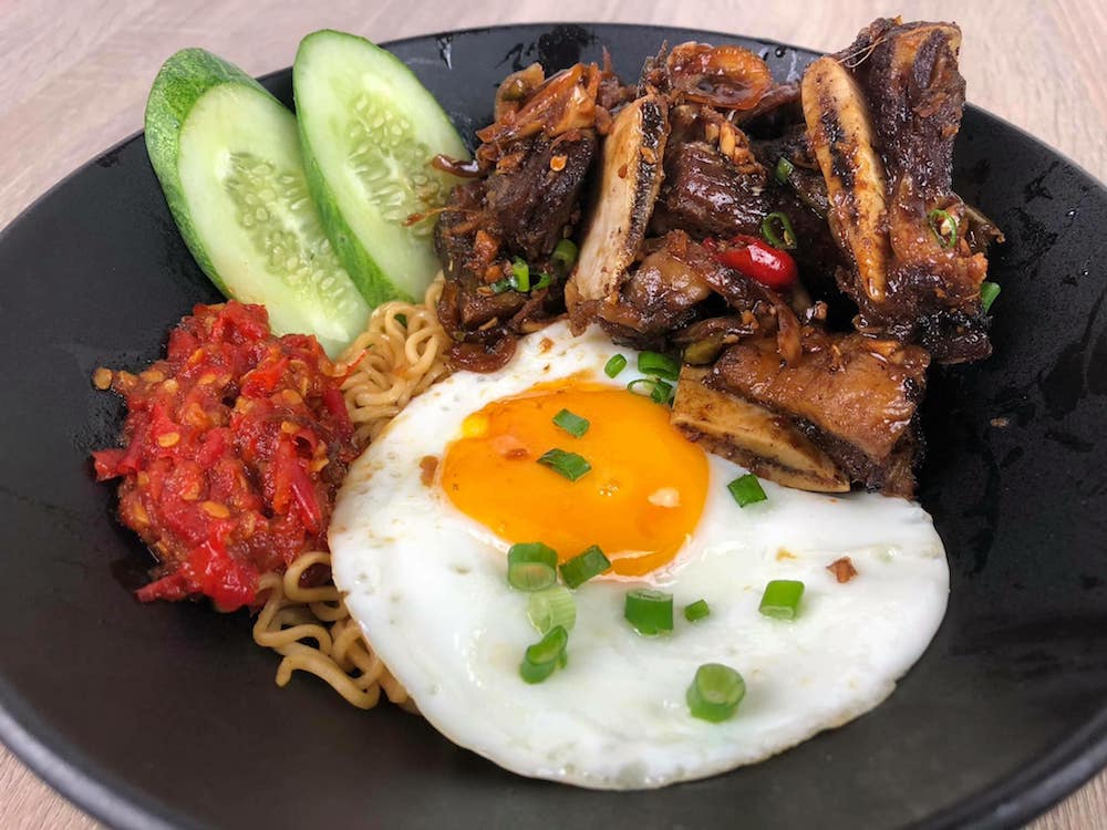爱吃牛肉的朋友可不要错过这道Indomie Iga Bakar哦。-摘自IndoBowl脸书-