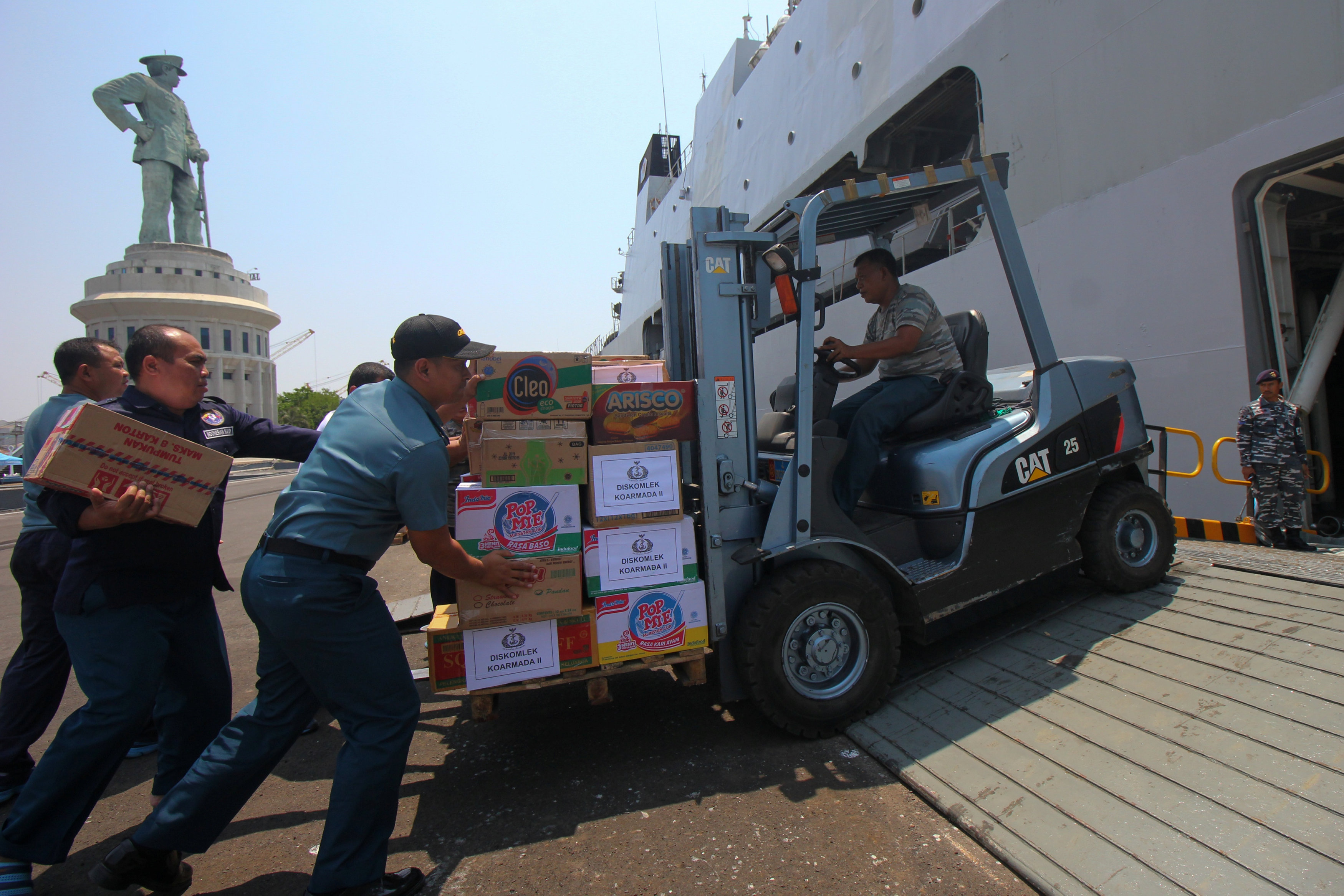 一艘载有救援物资的军舰目前已离开首都雅加达，预计在几天后抵达帕卢。-路透社-