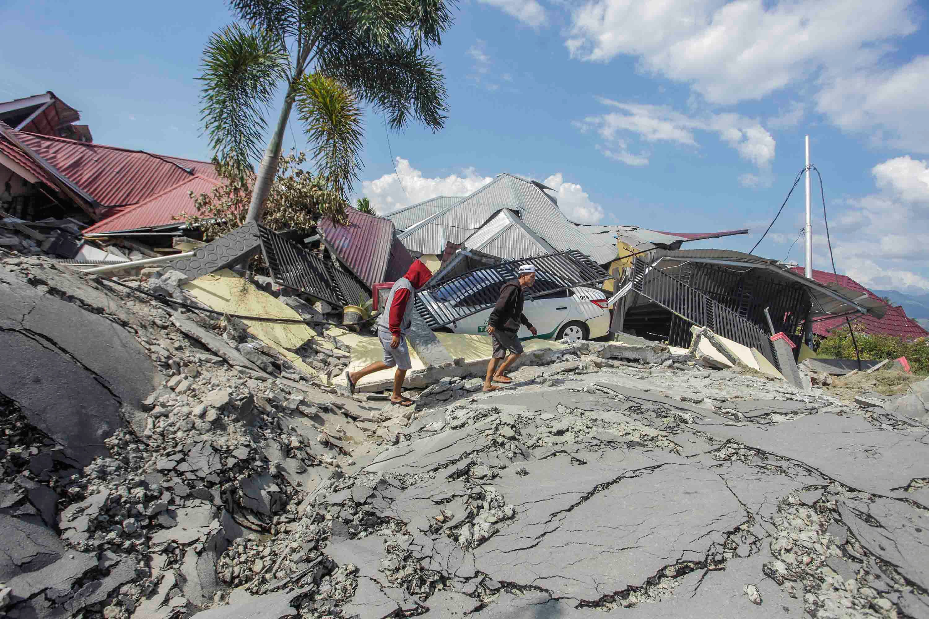 苏拉威西省帕卢市遭到地震与海啸重创，大量房屋因土壤液化而位移损毁。-路透社-