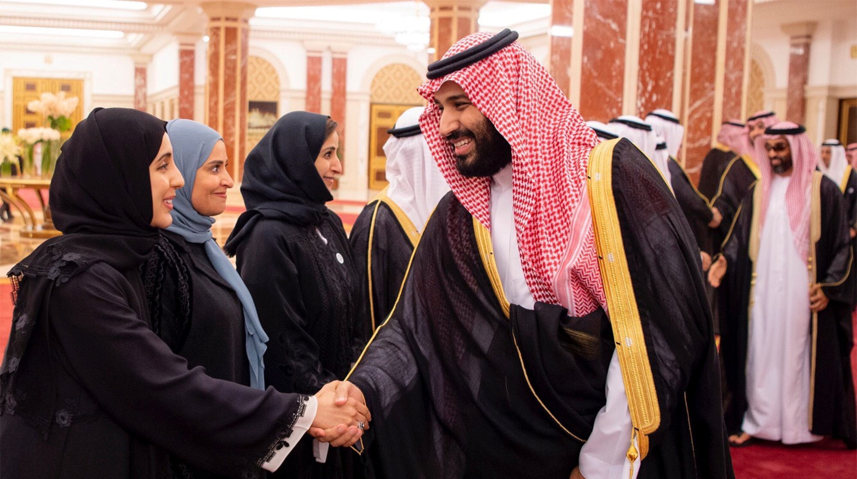 穆罕默德允许女性开车，重新开放睽违数十年的电影院，并且限制道德警察的权力。-路透社-