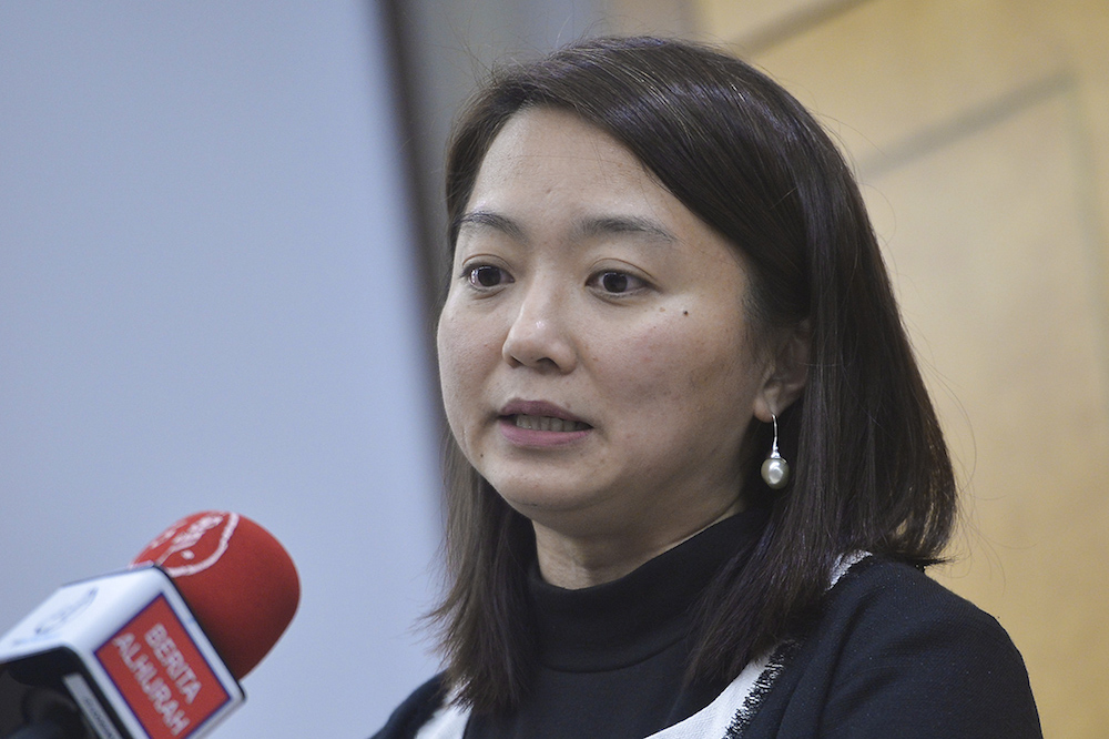 Hannah Yeoh speaks to the media in Parliament in Kuala Lumpur October 24, 2018. u00e2u20acu201d Picture by Mukhriz Hazim