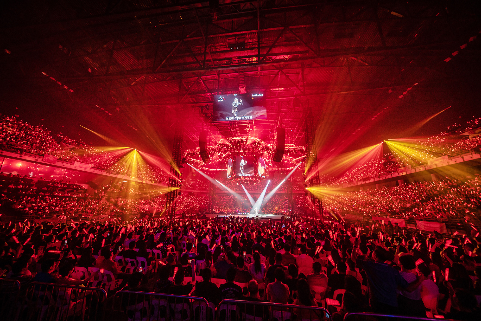 灯光效果丰富与炫丽的四面台，令观众全情投入。-Star Planet供图-