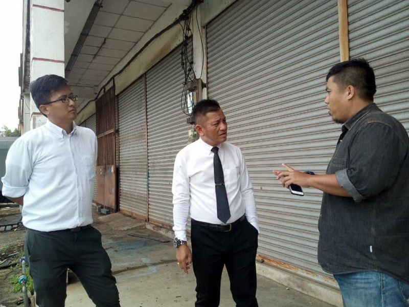 Norhizam (centre) warned parties sharing videos of his heated exchange with residents in Pengkalan Batu to take them down within 24 hours. u00e2u20acu201d Picture via Facebook