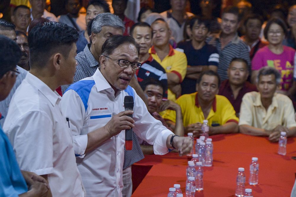 Datuk Seri Anwar Ibrahim speaks during a ceramah in Lukut during his election campaign in Port Dickson September 30, 2018. u00e2u20acu201d Picture by Mukhriz Hazim