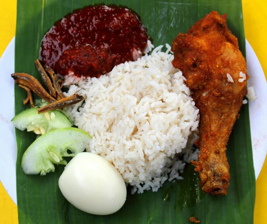 这家卖的炸鸡椰浆饭是较为健康的版本。-摘自Nasi Lemak Antarabangsa Kampung Baru脸书-