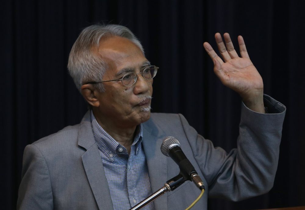 Datuk A. Kadir Jasin speaks during the National Media Conference in Serdang October 4, 2018. u00e2u20acu2022 Picture by Razak Ghazali
