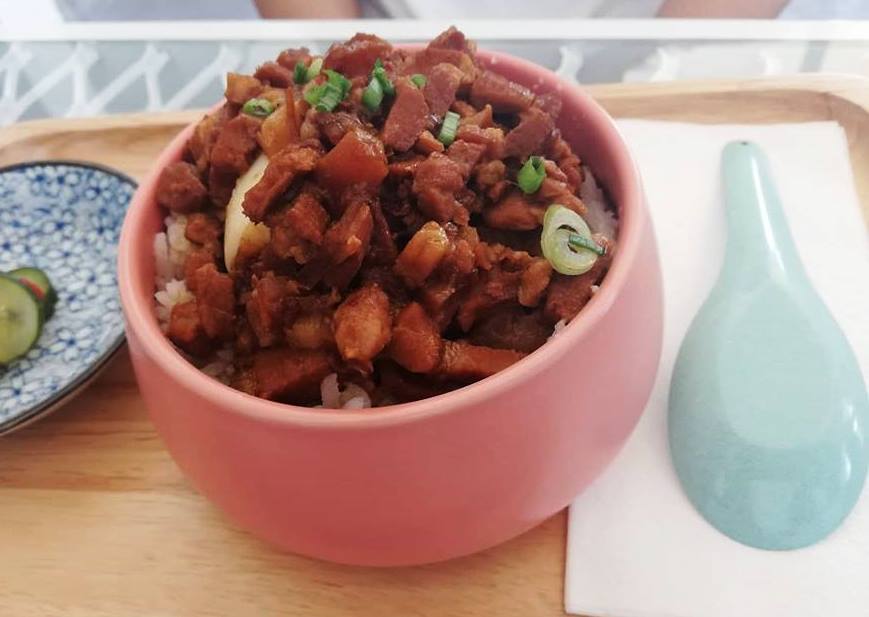 “暖”的招牌卤肉饭用的食材都没在客气的，多到满溢出来的设计就是要人放下手机，专注地舀好好吃饭。-杨琇媖摄-