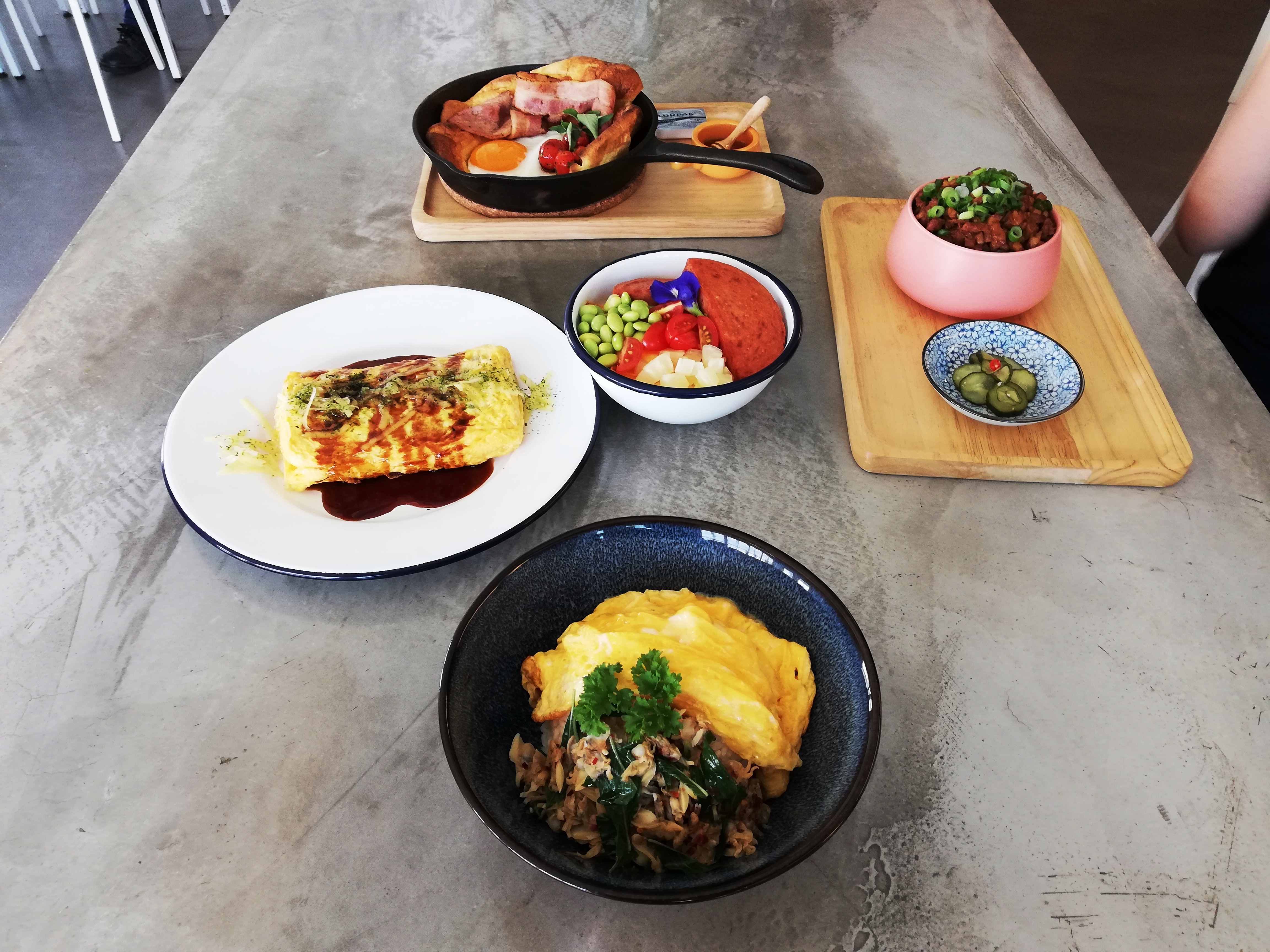 暖的餐点以卤肉饭、啦啦塔香饭和Otak蛋包饭等中式饭食为主。