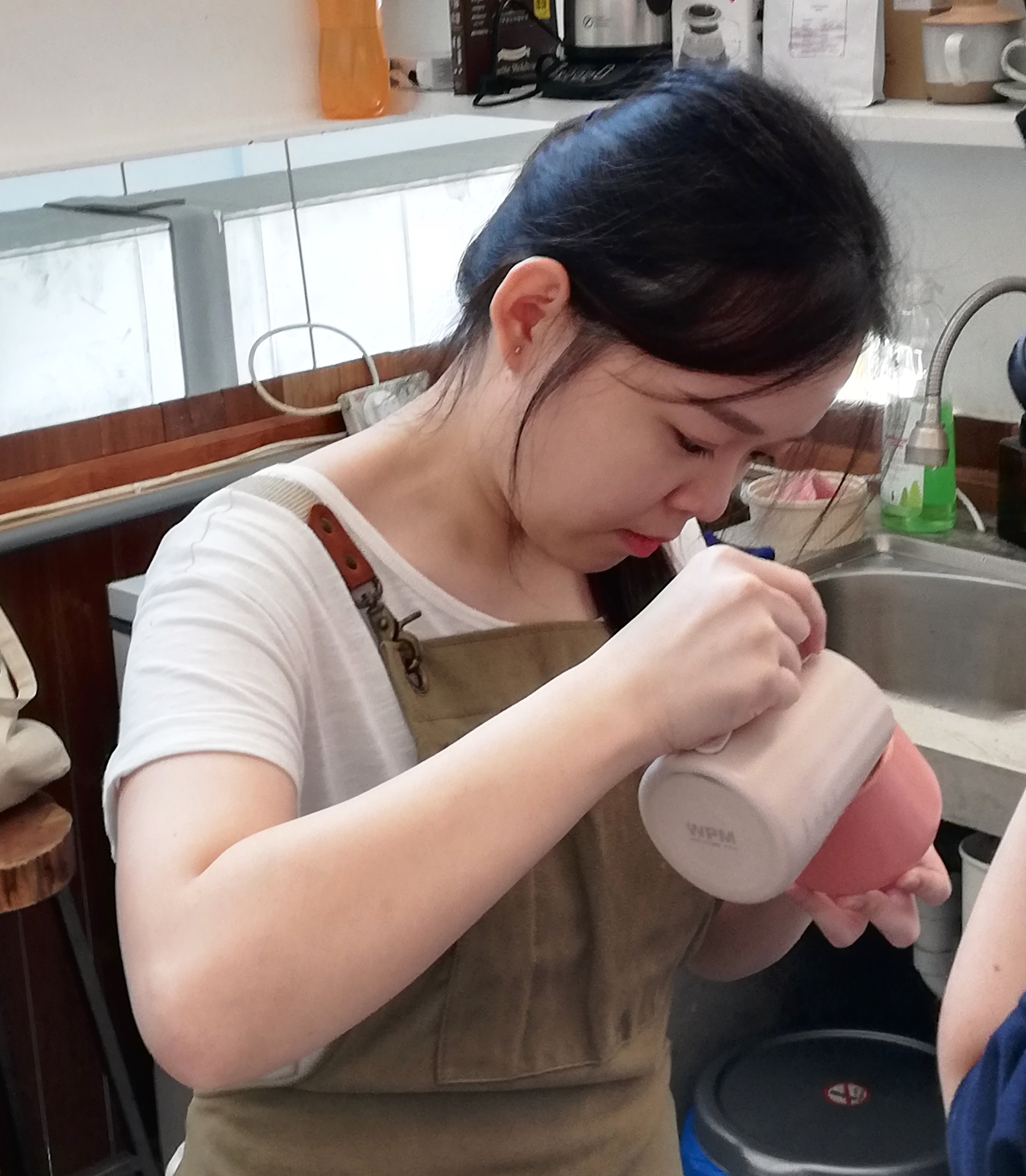 开放式咖啡吧台，可以看到咖啡师如何泡制一杯好咖啡。-杨琇媖摄-