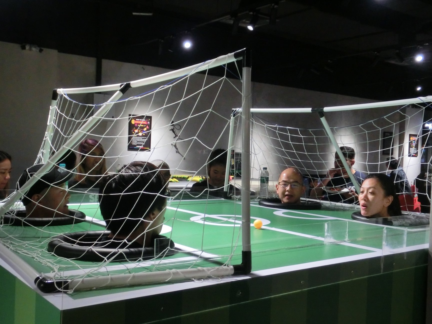 这一个用口吹球射门的游戏，在《奔跑吧！》有出现过哟！-摘自Party Room脸书-