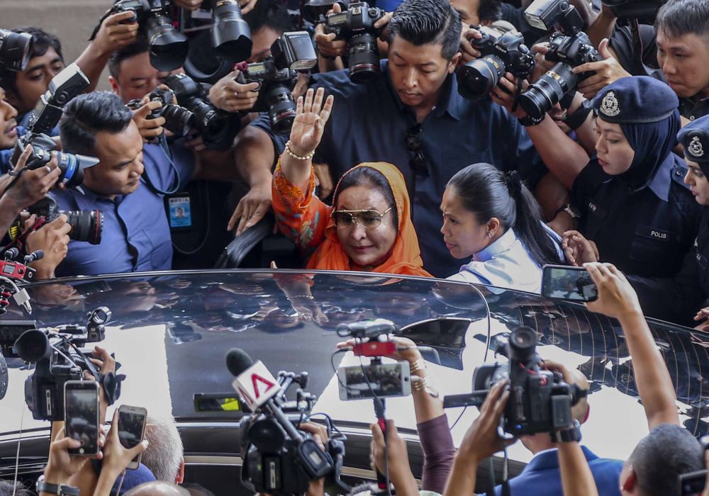 Datin Seri Rosmah Mansor waves as she leaves the Kuala Lumpur High Court October 4, 2018. u00e2u20acu2022  Picture by Firdaus Latif 