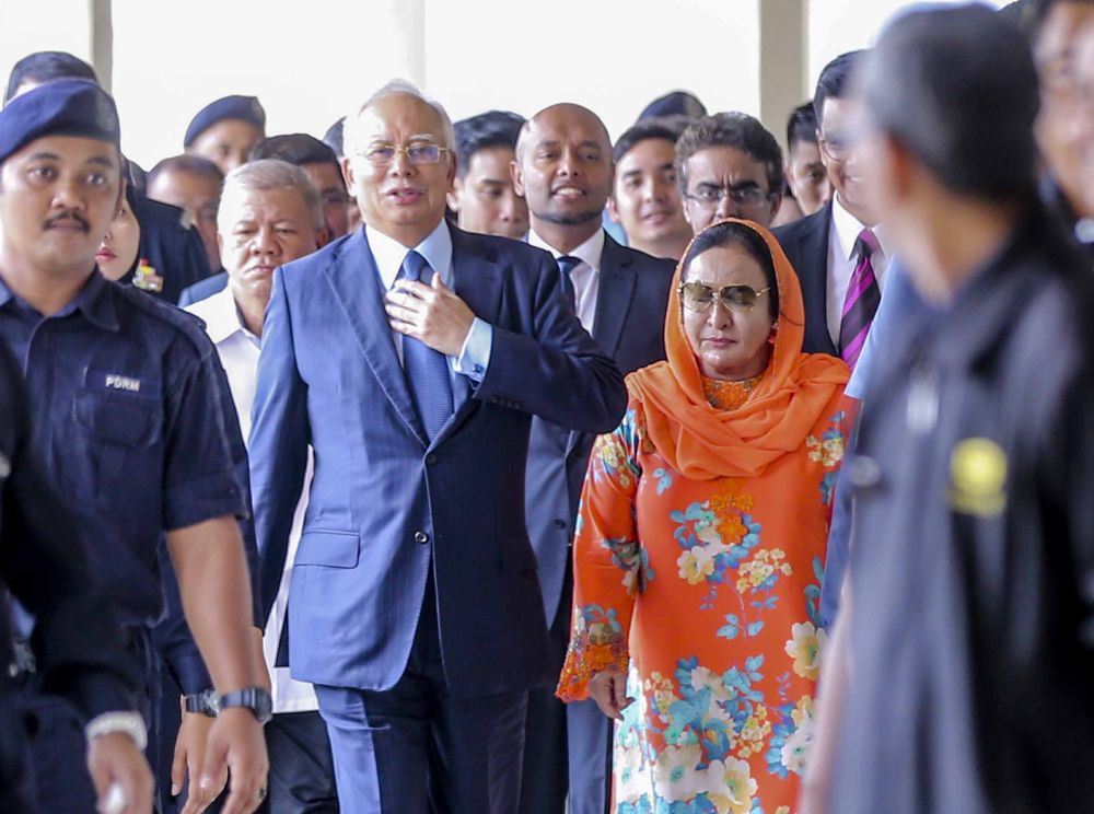 Datuk Seri Najib Razak and Datin Seri Rosmah Mansor leave the Kuala Lumpur High Court, October 4, 2018. u00e2u20acu2022  Picture by Firdaus Latif 