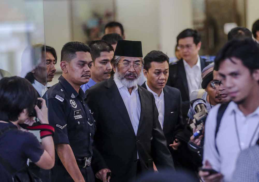 Former Sabah chief minister Tan Sri Musa Aman leaves the Kuala Lumpur High Court after his hearing, November 5, 2018. u00e2u20acu201d Picture by Firdaus Latif